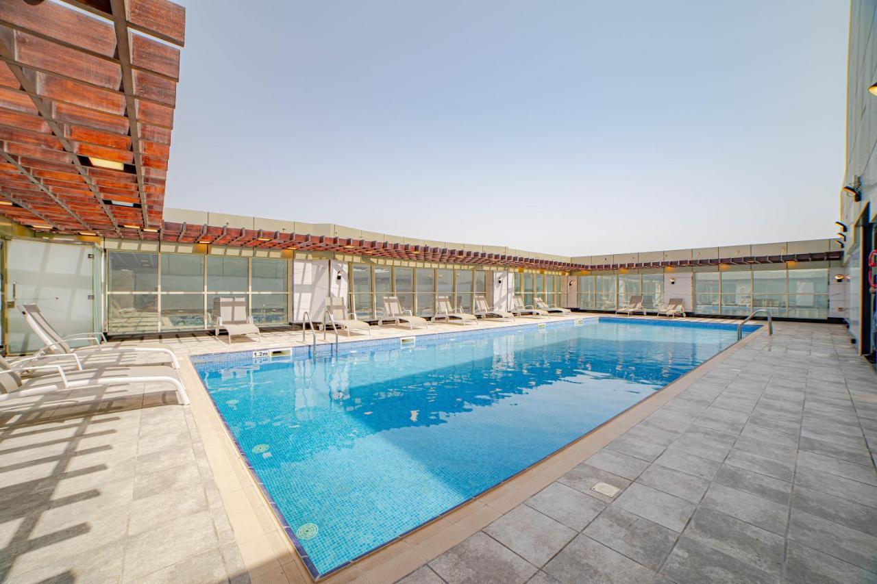 Platinum Coast Hotel Apartments Fudschaira Exterior foto The swimming pool at the hotel