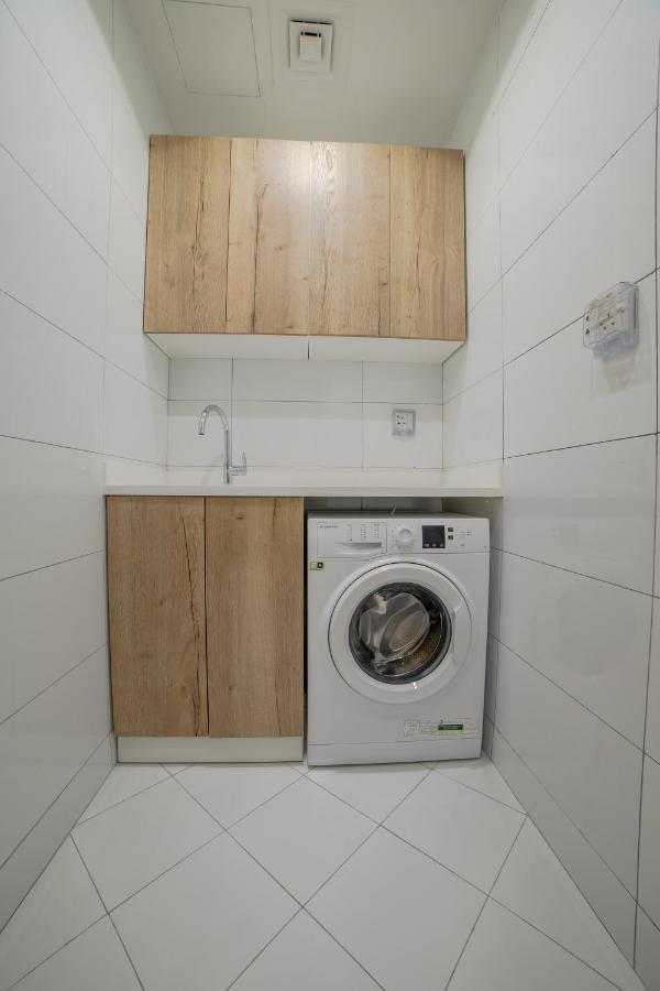 Platinum Coast Hotel Apartments Fudschaira Exterior foto A washing machine in a laundry room