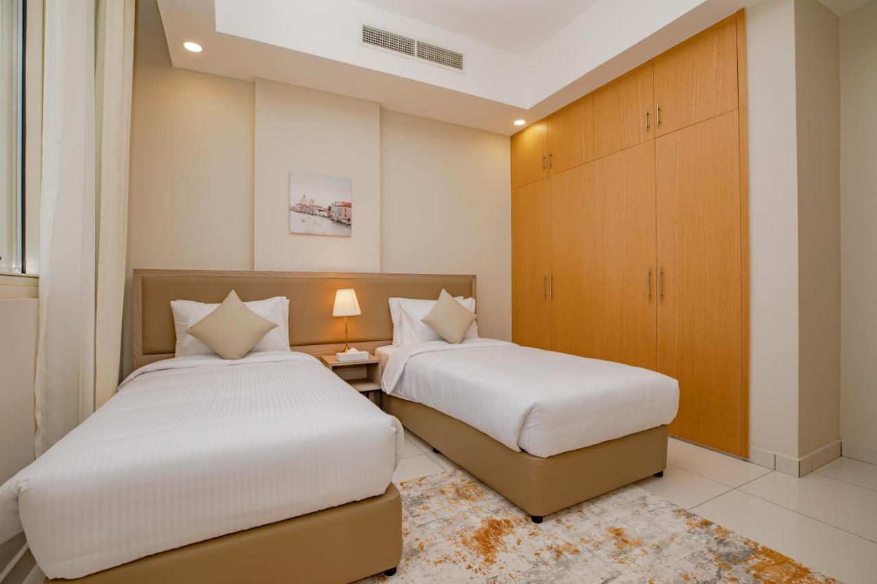 Platinum Coast Hotel Apartments Fudschaira Exterior foto A bedroom with two single beds